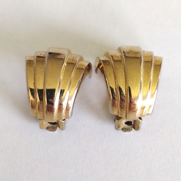 SOLD DO NOT PURCHASE Dior Signed Vintage Fan-Shaped Gold-Plated Clip Earrings - Picture 4 of 8